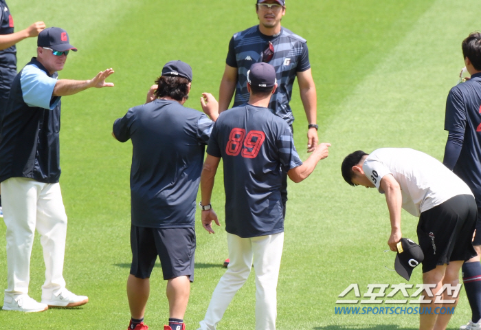 정 많은 롯데 거인들…외국인 감독, 토종 금발 파이터까지 ’라이벌 팀 코…