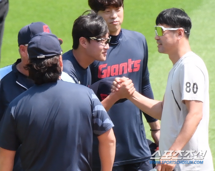 정 많은 롯데 거인들…외국인 감독, 토종 금발 파이터까지 ’라이벌 팀 코…