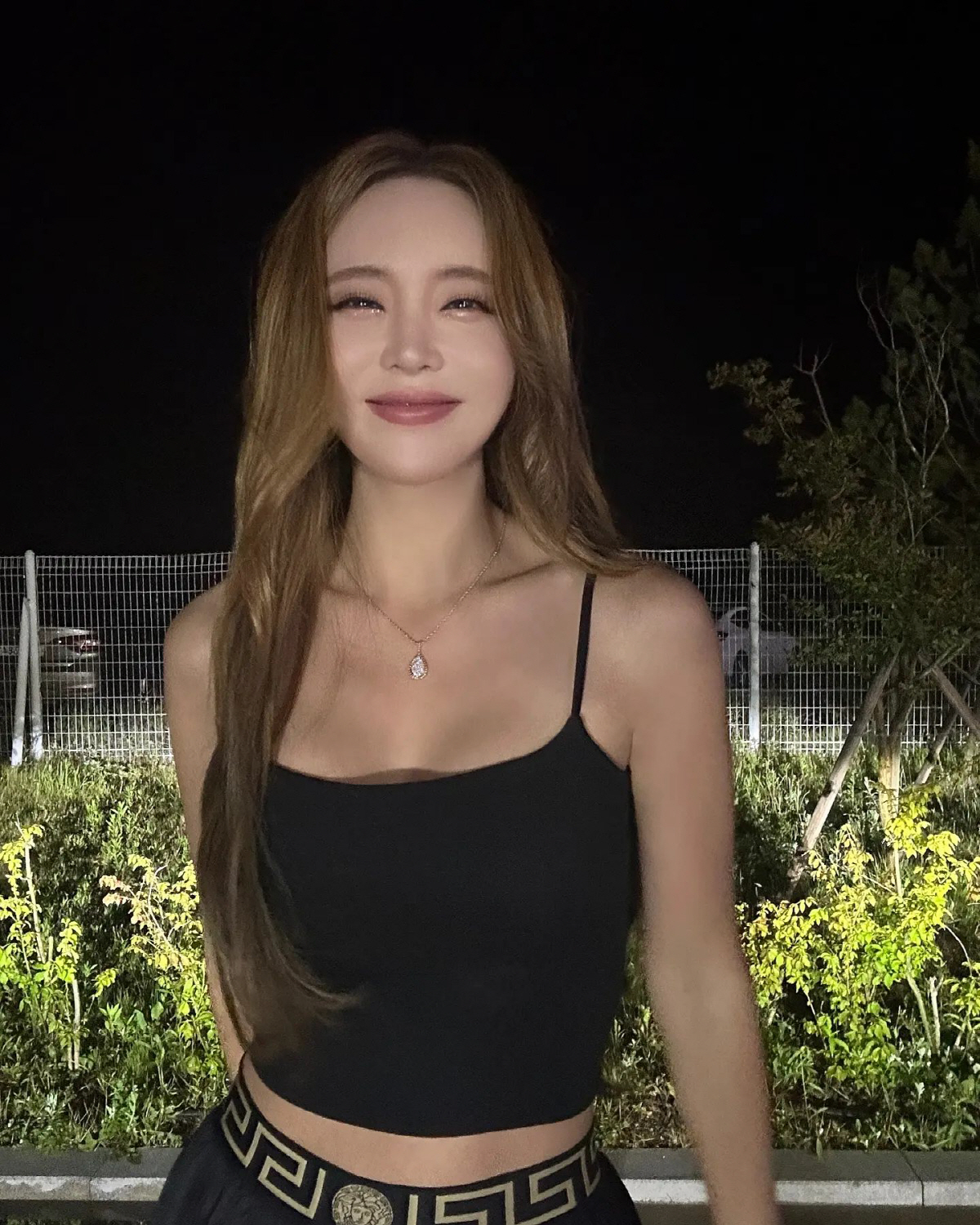 홍진영, 크롭 민소매 사이로 살짝 보이는 복근…섹시美 '물씬'