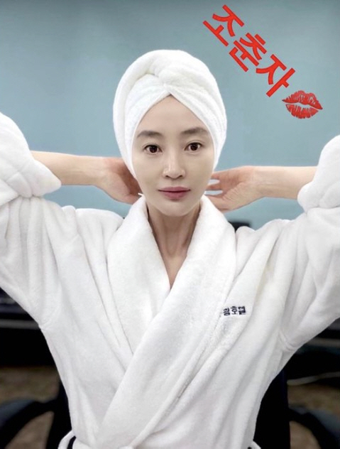 김혜수, "가장 상스럽다"는 조춘자 그 자체…샤워가운 한 장 입었을 뿐인…