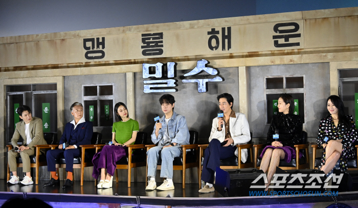 [SC현장] "가장 멋진건 조인성 얼굴"…'밀수' 김혜수X염정아, 박제하…