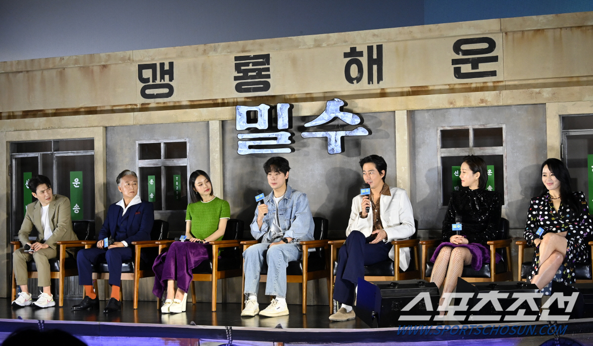 [SC현장] "가장 멋진건 조인성 얼굴"…'밀수' 김혜수X염정아, 박제하…