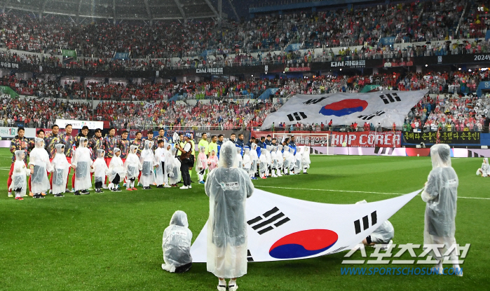 [현장인터뷰]황희찬, '96라인 찐친' 김민재 향한 진심 "다치지만 말고…