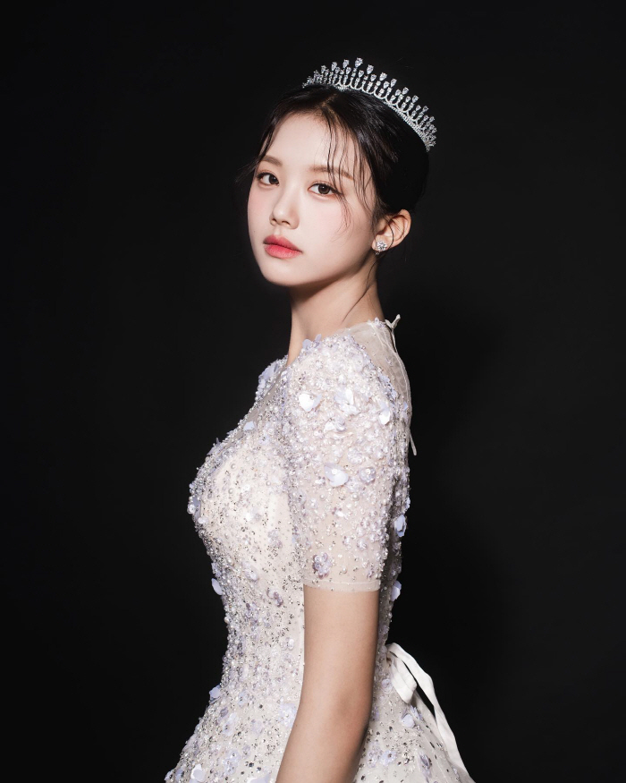 '이동국 딸' 이재시, 고혹적 웨딩화보 미모 폭발…쌍둥이 언니도 "빛이 …