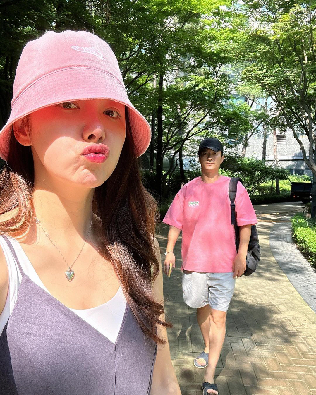 인교진♥소이현, 결혼한지 10년 됐는데…핑크색 커플룩 맞춰 입네