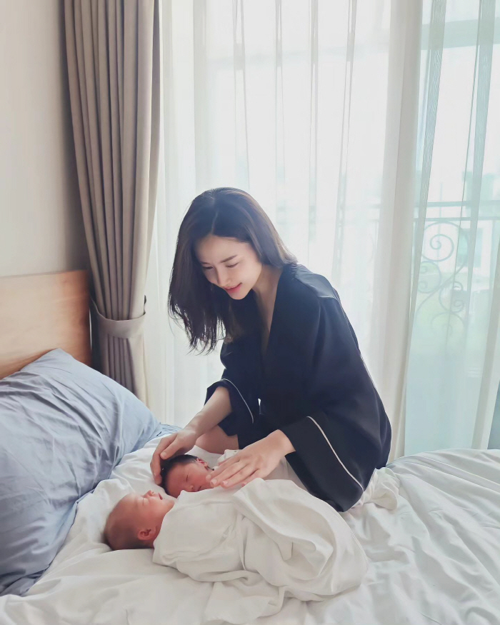 '금융맨♥' 공현주, 남매둥이와 첫 모자동실 "신기하고 여유로운 조리원 …