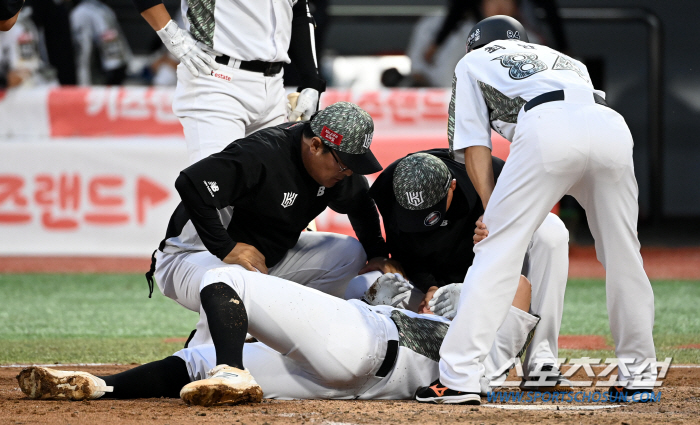 '눈앞에 웬 공이...' 파울타구에 얼굴 맞고 쓰러진 이호연, 아찔했던 …