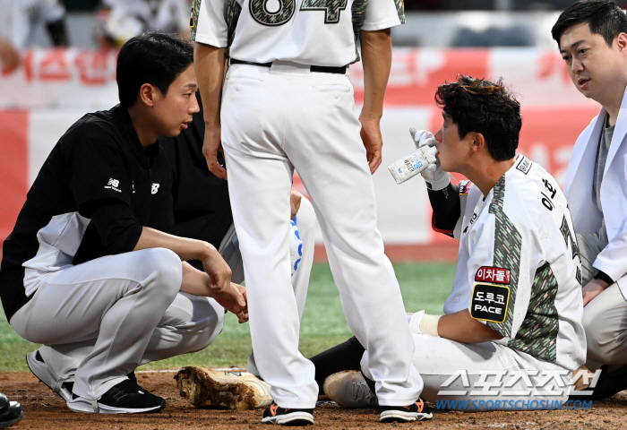 '눈앞에 웬 공이...' 파울타구에 얼굴 맞고 쓰러진 이호연, 아찔했던 …