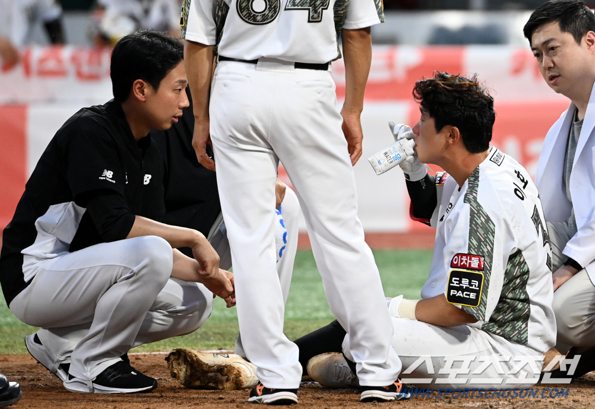 '눈앞에 웬 공이...' 파울타구에 얼굴 맞고 쓰러진 이호연, 아찔했던 …