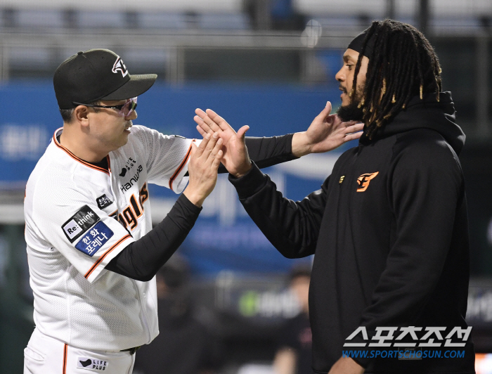 7회말 1사 만루에서 병살타 유도한 김범수…최원호 감독 "오늘 경기의 결…
