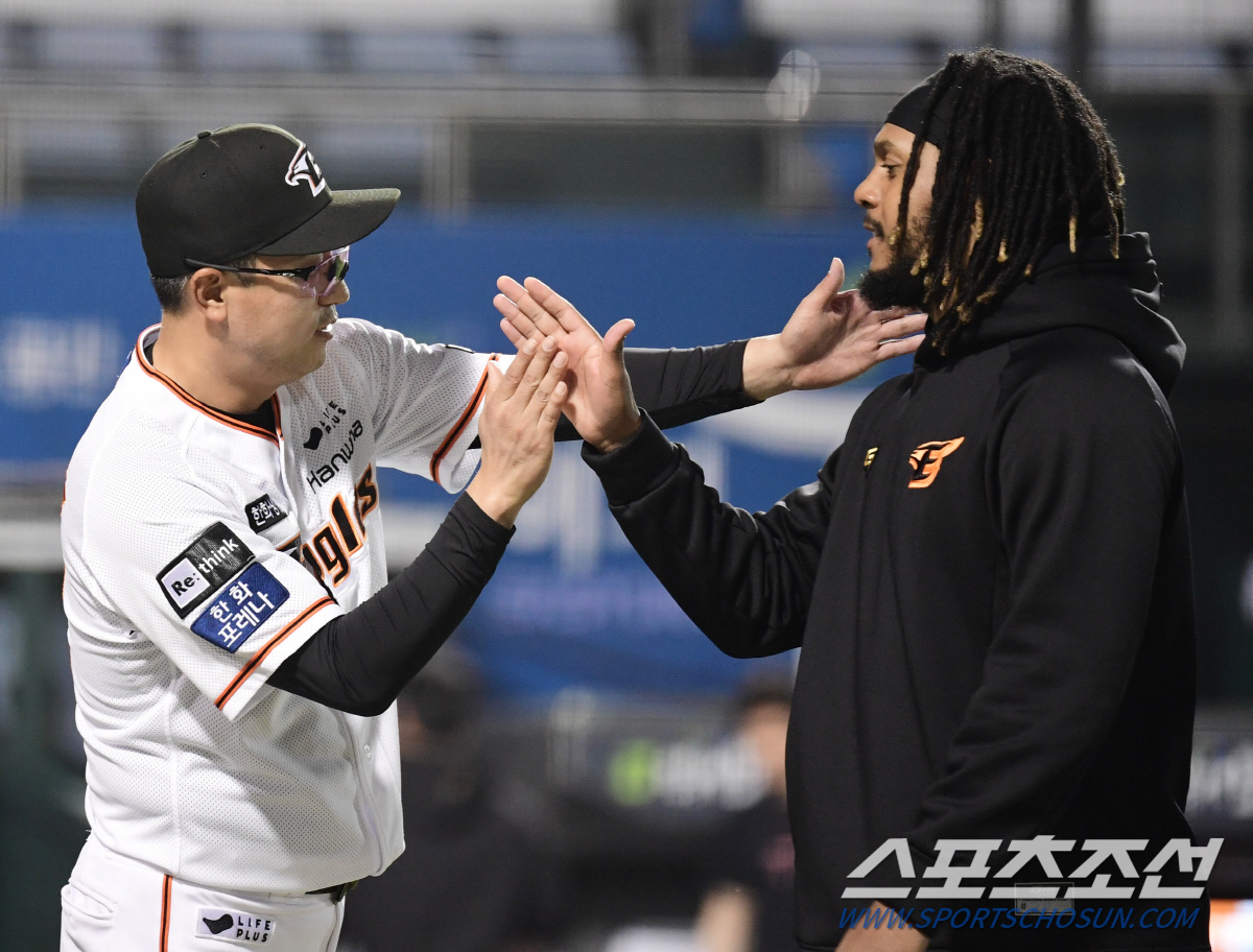7회말 1사 만루에서 병살타 유도한 김범수…최원호 감독 "오늘 경기의 결…