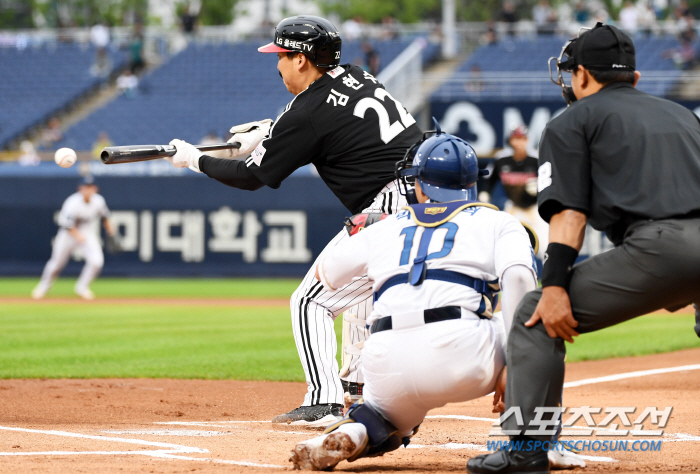 '호철아 자리 비우지 마' 수비 시프트 허 찌른 타격 기계 기습번트, '…