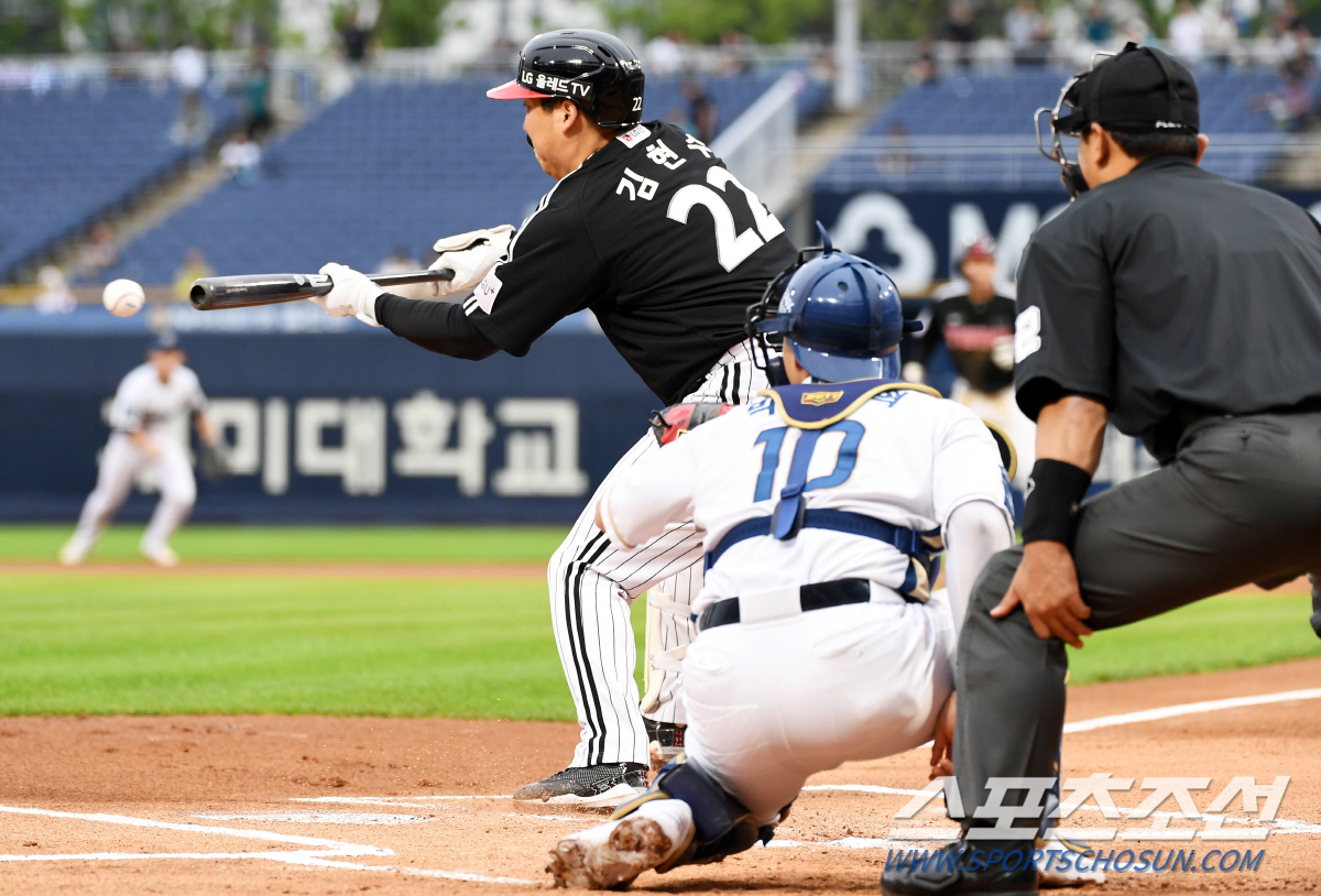 '호철아 자리 비우지 마' 수비 시프트 허 찌른 타격 기계 기습번트, '…