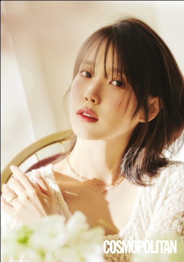 '단발' 아이유 첫 패션 화보..♥이종석 반한 '요정 비주얼'