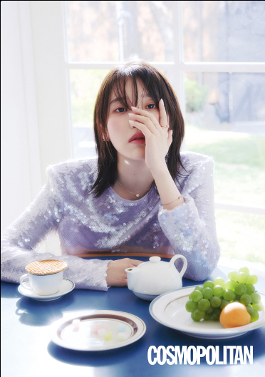 '단발' 아이유 첫 패션 화보..♥이종석 반한 '요정 비주얼'