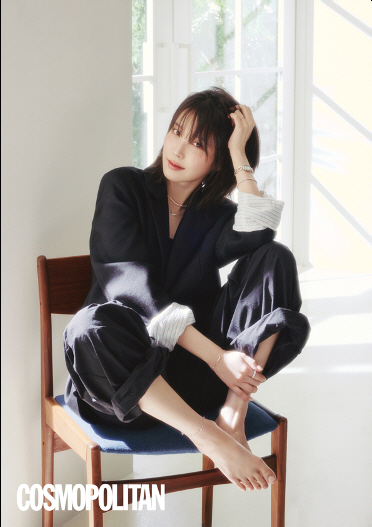 '단발' 아이유 첫 패션 화보..♥이종석 반한 '요정 비주얼'