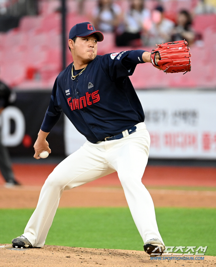 포수→투수 전향 후 쉼없이 달렸던 나균안, '팔꿈치 염증'에 멈췄다…열흘…