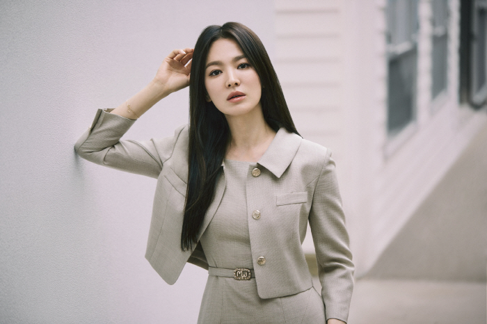송혜교, 명화 같은 미모…韓 빛낸 '국보급 이목구비' [화보]