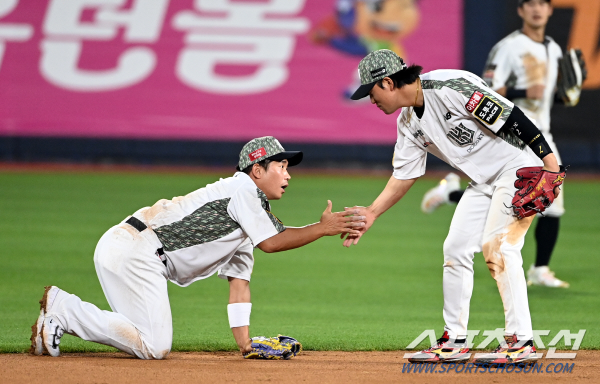 39세 백전노장 2루수의 온몸 던진 수비에 감탄하며 리스펙 전한 FA 내…