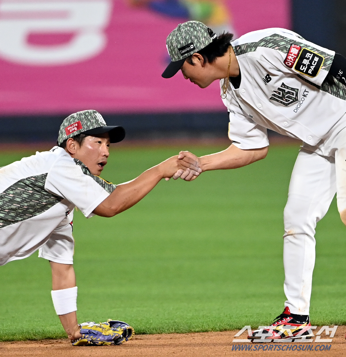 39세 백전노장 2루수의 온몸 던진 수비에 감탄하며 리스펙 전한 FA 내…