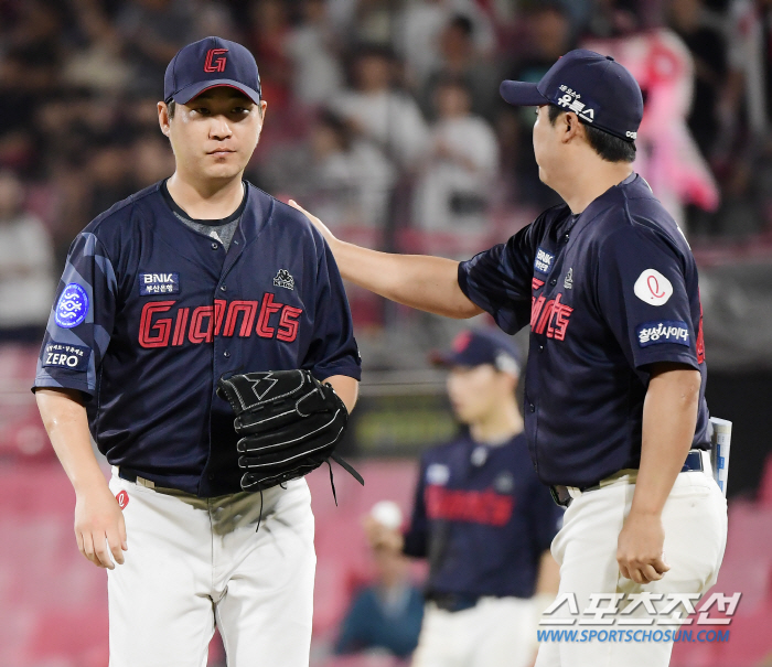 실책→폭투→연속안타…'투심 달인'도 기세 꺾였나, 복귀전 5이닝도 못 채…