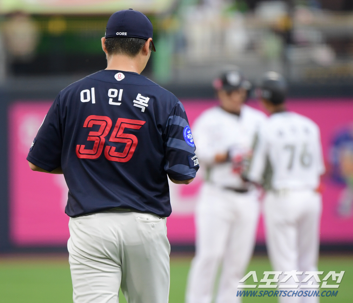 실책→폭투→연속안타…'투심 달인'도 기세 꺾였나, 복귀전 5이닝도 못 채…