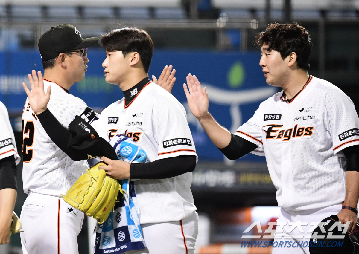 구원투수 6명이 5이닝 무실점 철벽투, 탈꼴찌를 이끈 한화 필승조, 최원…