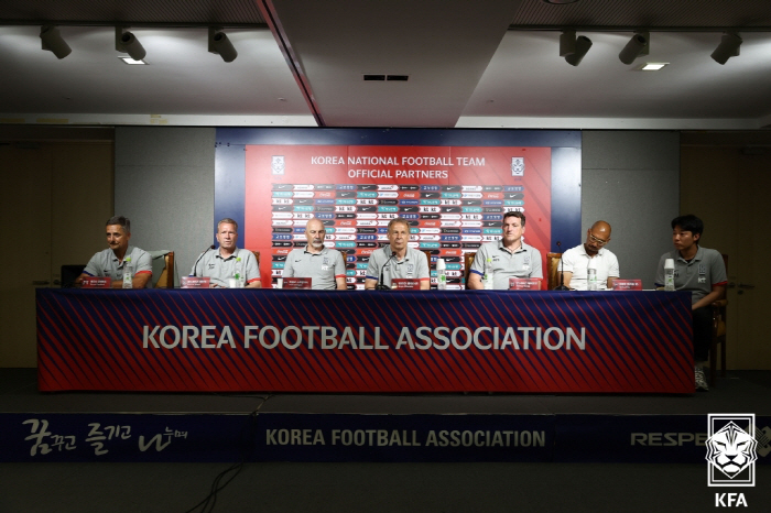 클린스만이 말하는 클린스만 축구 "선수에 맞춘다, 시간이 필요해"