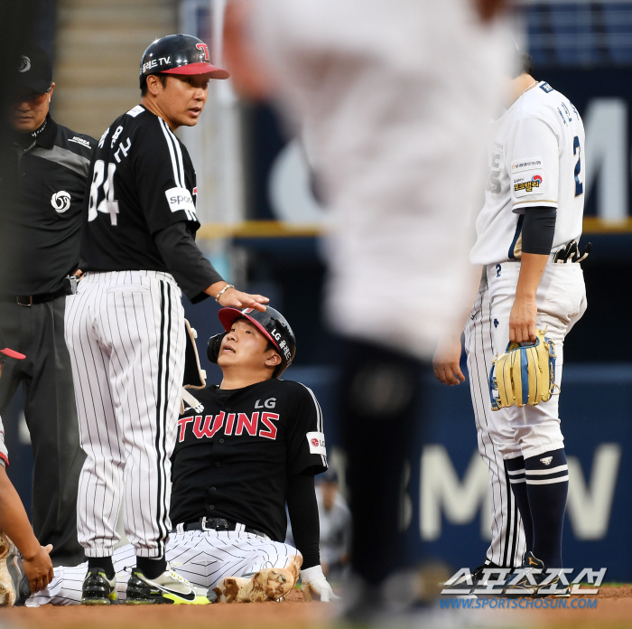 '쓰러진 동료에게 달려간 야수들' 신속한 대처에 부상 없이 일어난 문보경…
