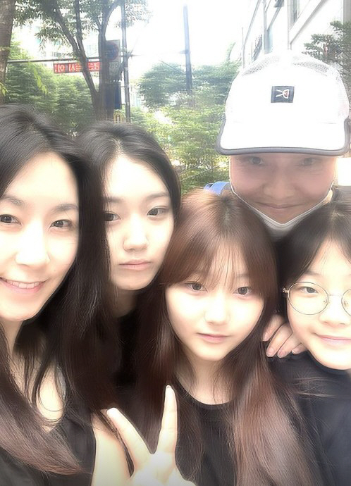 정웅인, 세자매 아닌 네자매? 母와 똑닮은 완성형 미모