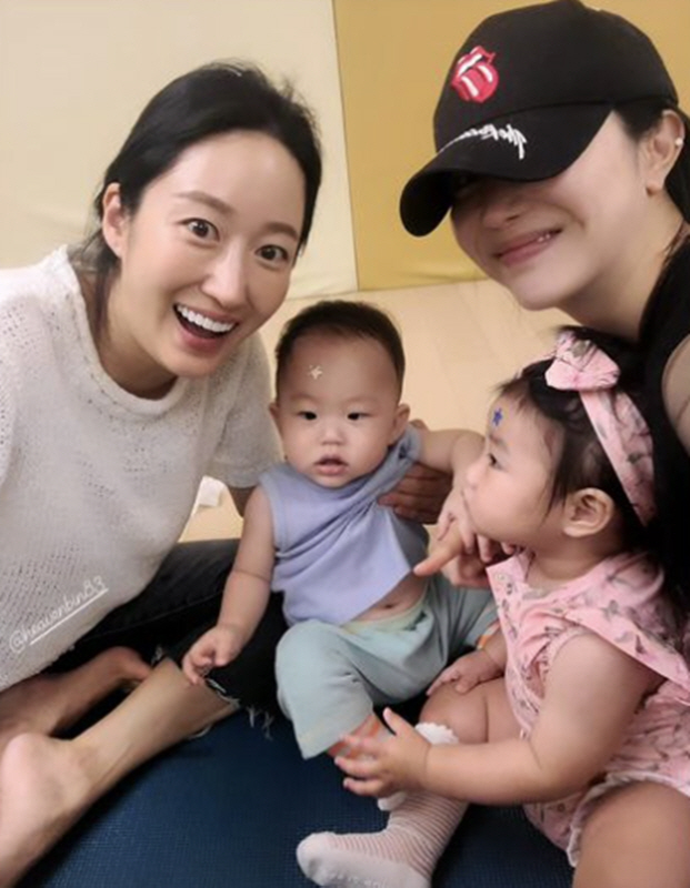 '연예인 인맥' 아이들 문화센터까지…전혜빈·선데이, 아들 딸 데리고 "문…