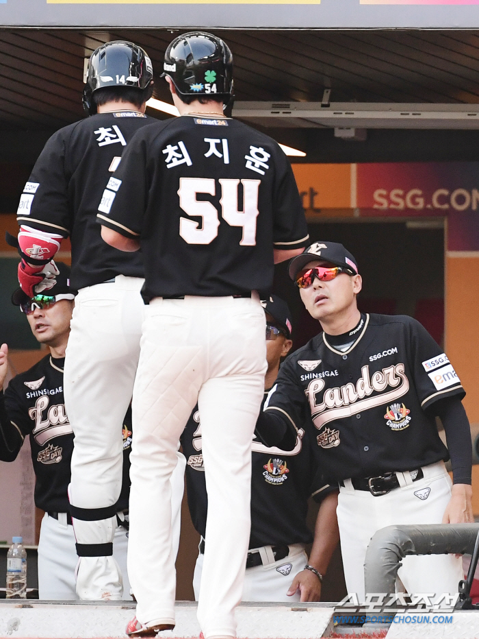 '김광현 7이닝 완벽투+최정 연타석 홈런' 꼴찌 삼성 울린 SSG, 4연…