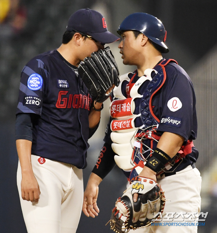 '지환이 형 창기야 봐주는 거 없다' 연패 끊은 안방마님 유강남, '친정…