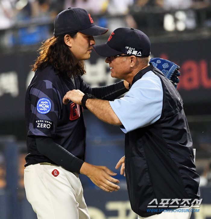 '포효한 장발 클로저' 기세 꺾인 롯데 구한 피칭, '1점 차 심장 쫄깃…