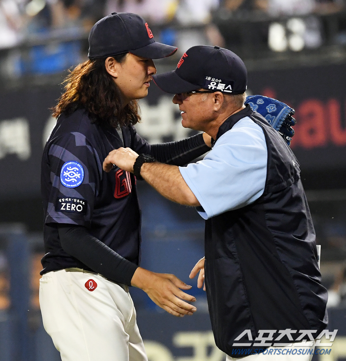 '포효한 장발 클로저' 기세 꺾인 롯데 구한 피칭, '1점 차 심장 쫄깃…