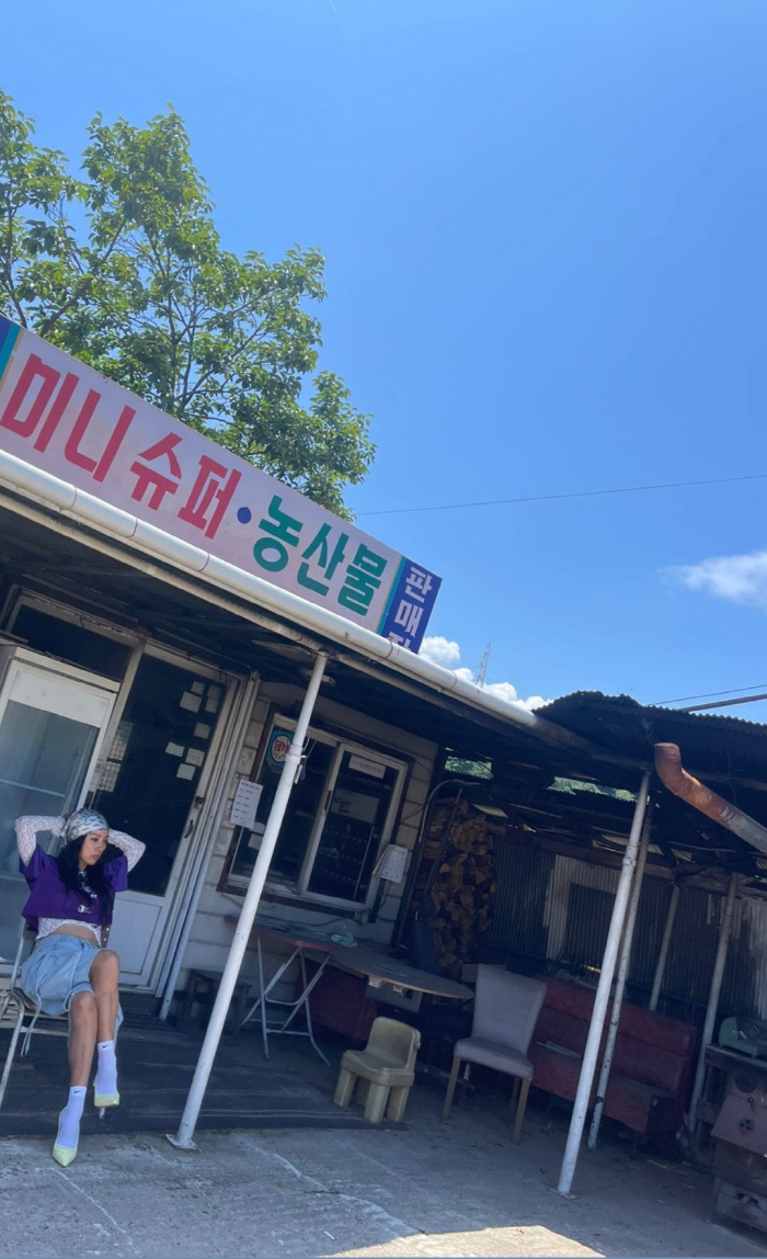 '이상순♥' 이효리, 파격 패션으로 '시골길 런웨이'..개 짖는 소리까지…