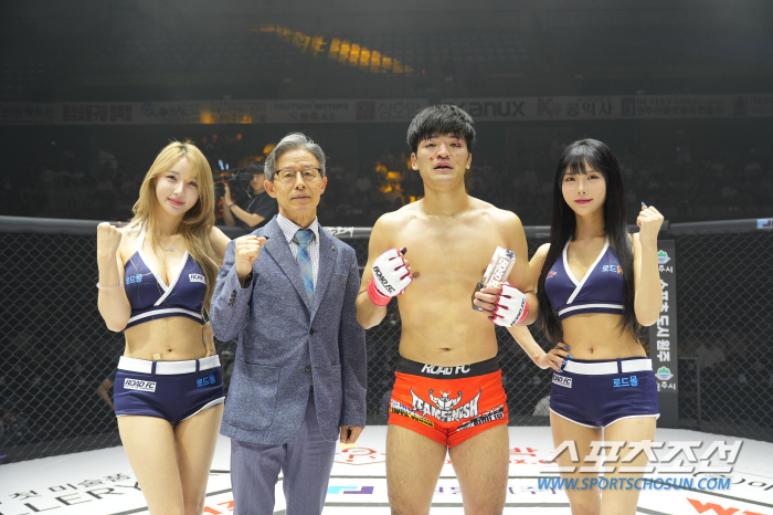 정우문 원장, 승리한 김민형에게 트로피 시상[로드FC]