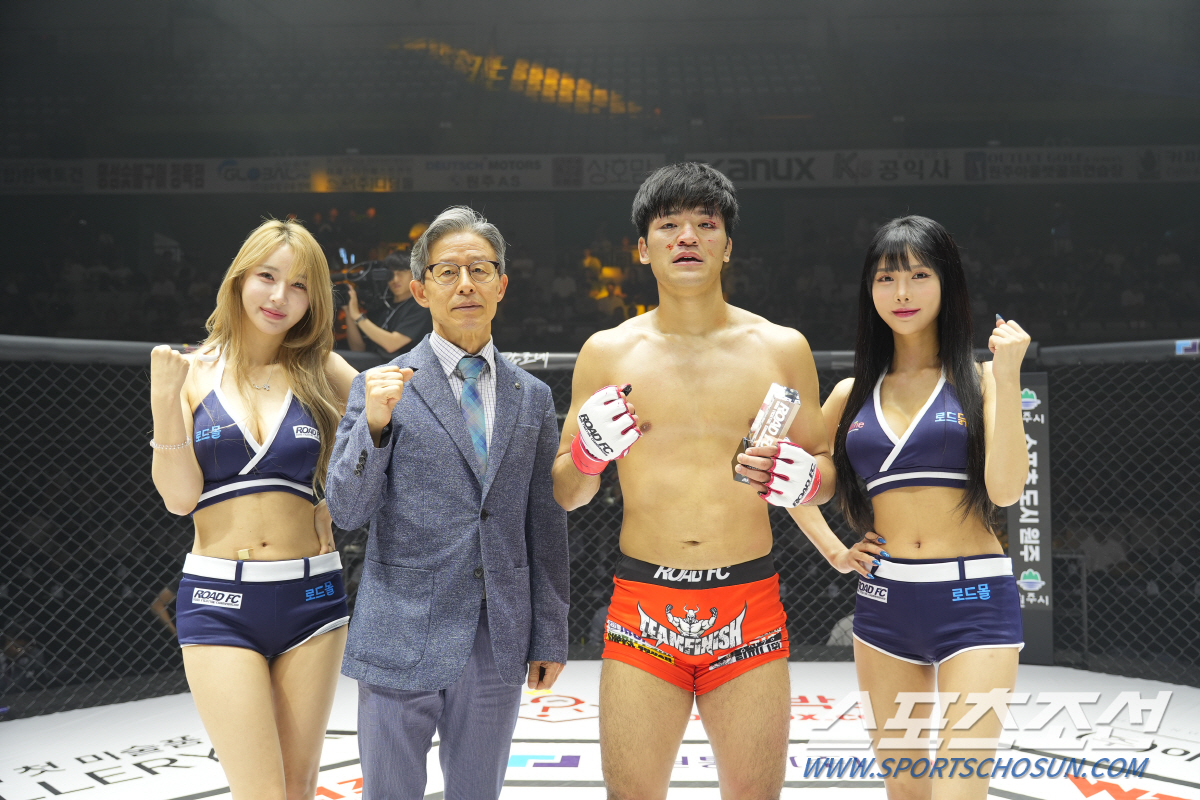 정우문 원장, 승리한 김민형에게 트로피 시상[로드FC]
