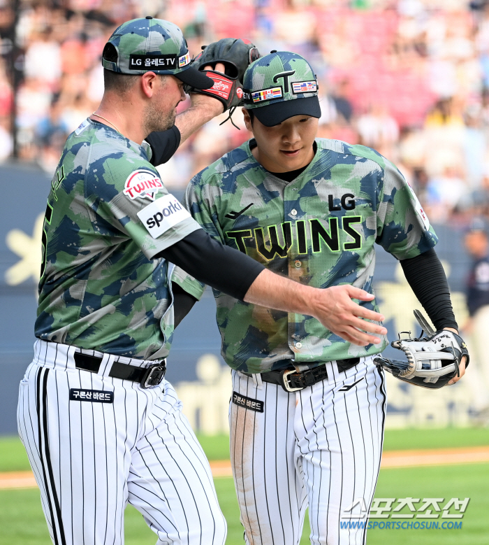 "LG에서 뛰는 건 행운" KBO 사상 6번째 10연승, 외인 투수는 고…