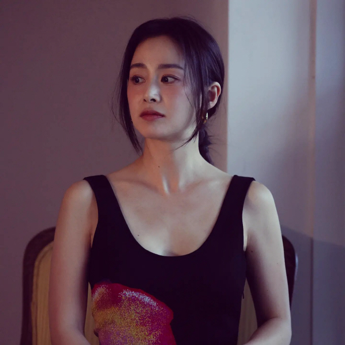 김태희, ♥비도 놀랄 '파격' 등라인...직접 공개한 미공개컷 [화보]