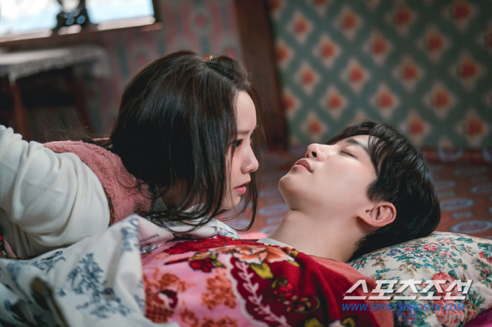 '킹더랜드' 이준호-임윤아, 벌써 동침을? 남녀의 섬 낙오는 역시나!