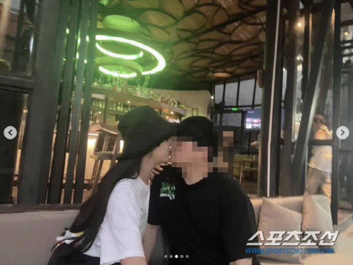 '한예종 출신' 트렌스젠더 모델 최한빛, 남편과의 키스 사진 공개…눈만 …