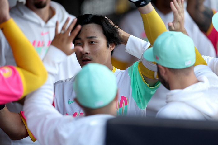 김하성 리드오프 홈런 쿠콰쾅! 멀티히트 3타점, SD 13대3 대승