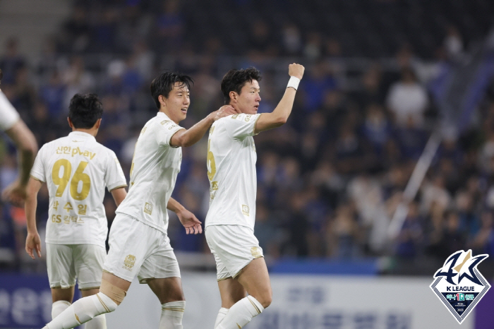 황의조 '아마도' FC서울 고별전 해피엔딩, 팬들 향해 뜨거운 인사