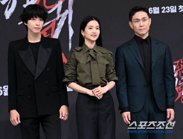 [이정혁의 수다톡톡]'승기 잡은' 김은희 vs '고부간 동성애 내세운' …