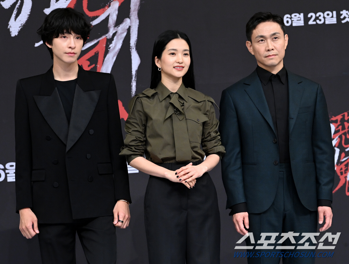 [이정혁의 수다톡톡]'승기 잡은' 김은희 vs '고부간 동성애 내세운' …
