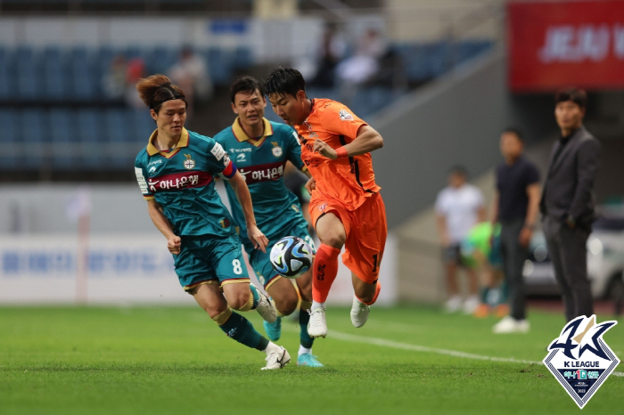'황의조 고별전' FC서울, 수원 삼성 1대0 제압…단 페트레스쿠 감독 …