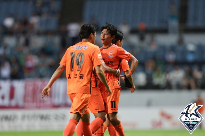 '황의조 고별전' FC서울, 수원 삼성 1대0 제압…단 페트레스쿠 감독 …