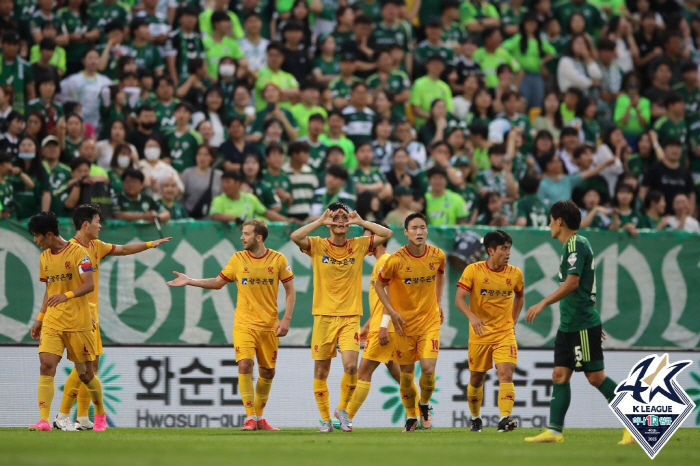 '황의조 고별전' FC서울, 수원 삼성 1대0 제압…단 페트레스쿠 감독 …