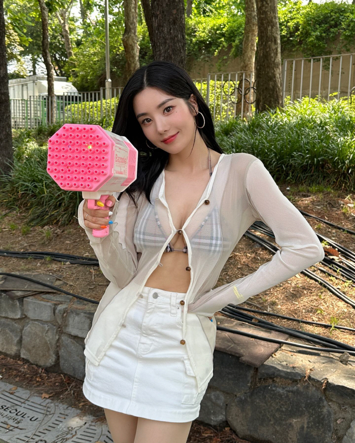 "언니 옷 좀 입으세요 제발"…권은비, 파격 비키니에 팬들도 깜짝 놀랐다